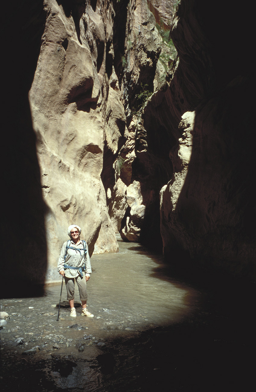 mar98_191 gorges mgoun odette.jpg - Haut Atlas Central, juin-98 Gorges du Mgoun Odette dans la partie des gorges la plus resserrée : au plus étroit il n'y a que sept mètres entre les parois qui nous surplombent de deux à trois cent mètres Kodak Elite Chrome 100